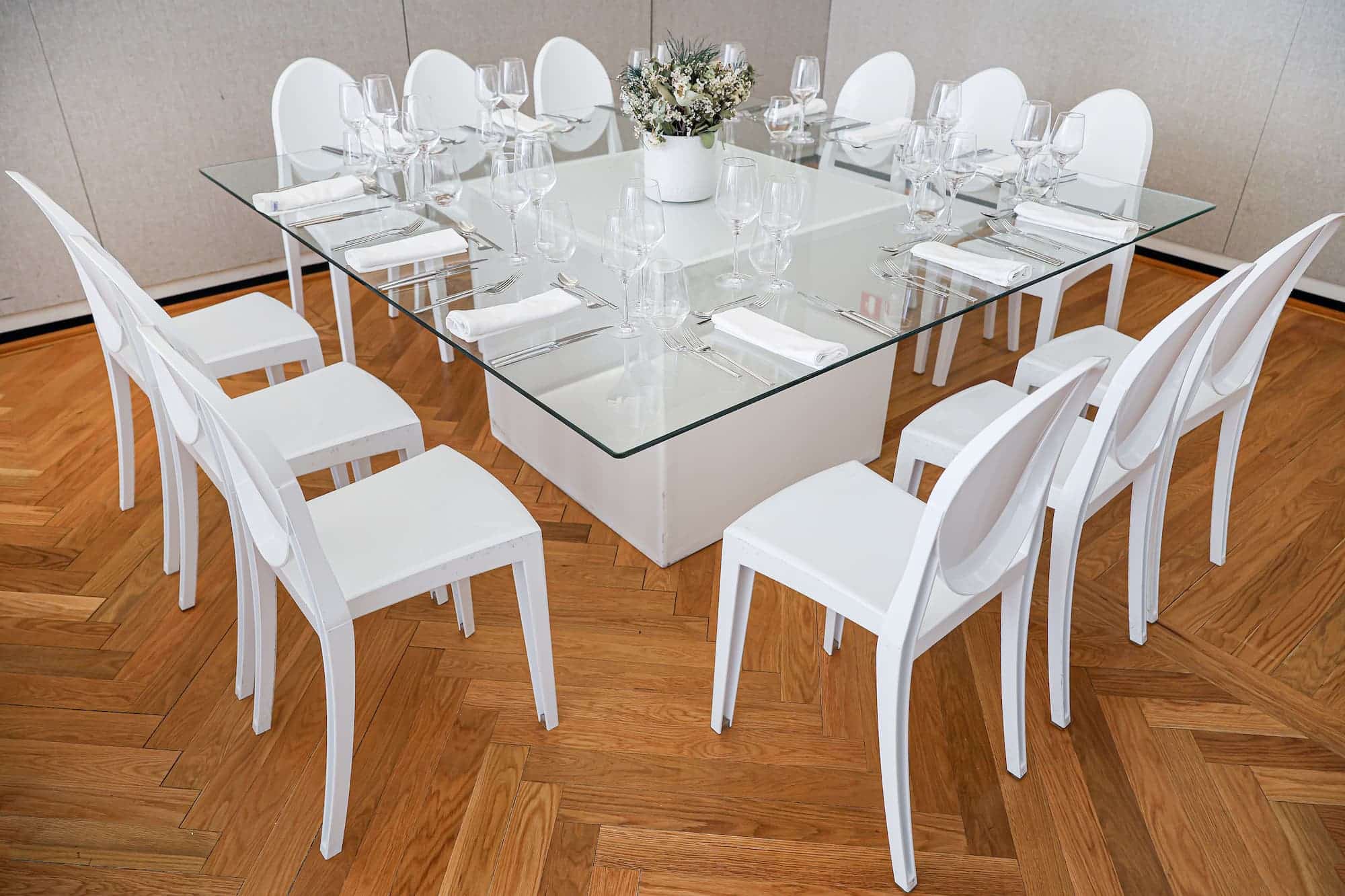 http://Sala%20Vitorino%20Nemésio%20decorada%20para%20serviço%20de%20catering,%20com%20mesas%20brancas,%20flores%20e%20vidro,%20ideal%20para%20comemorações%20elegantes.