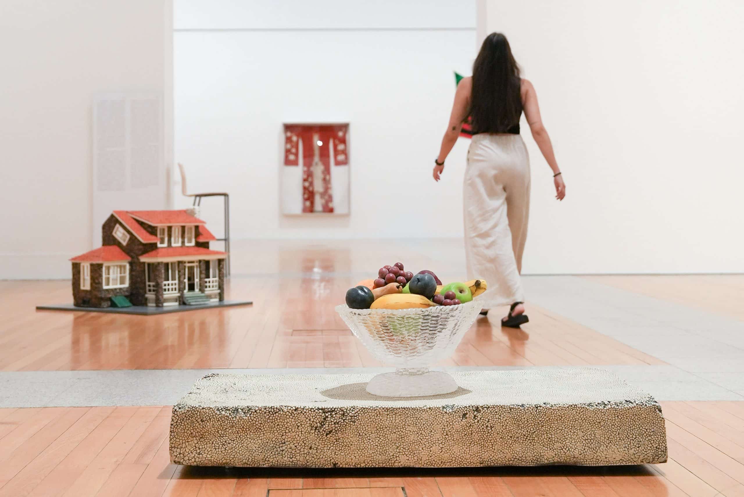 Vista da exposição «Objeto, Corpo e Espaço», com a obra «Ascensão» (1990), de Pedro Cabrita Reis, pertencente à Coleção Holma/Ellipse. Fotografia de CCB.