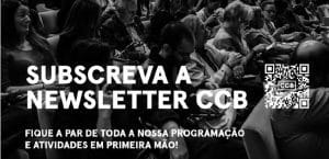 público sentado no grande auditório do ccb para assintir a evento, promovendo assinatura da newsletter.