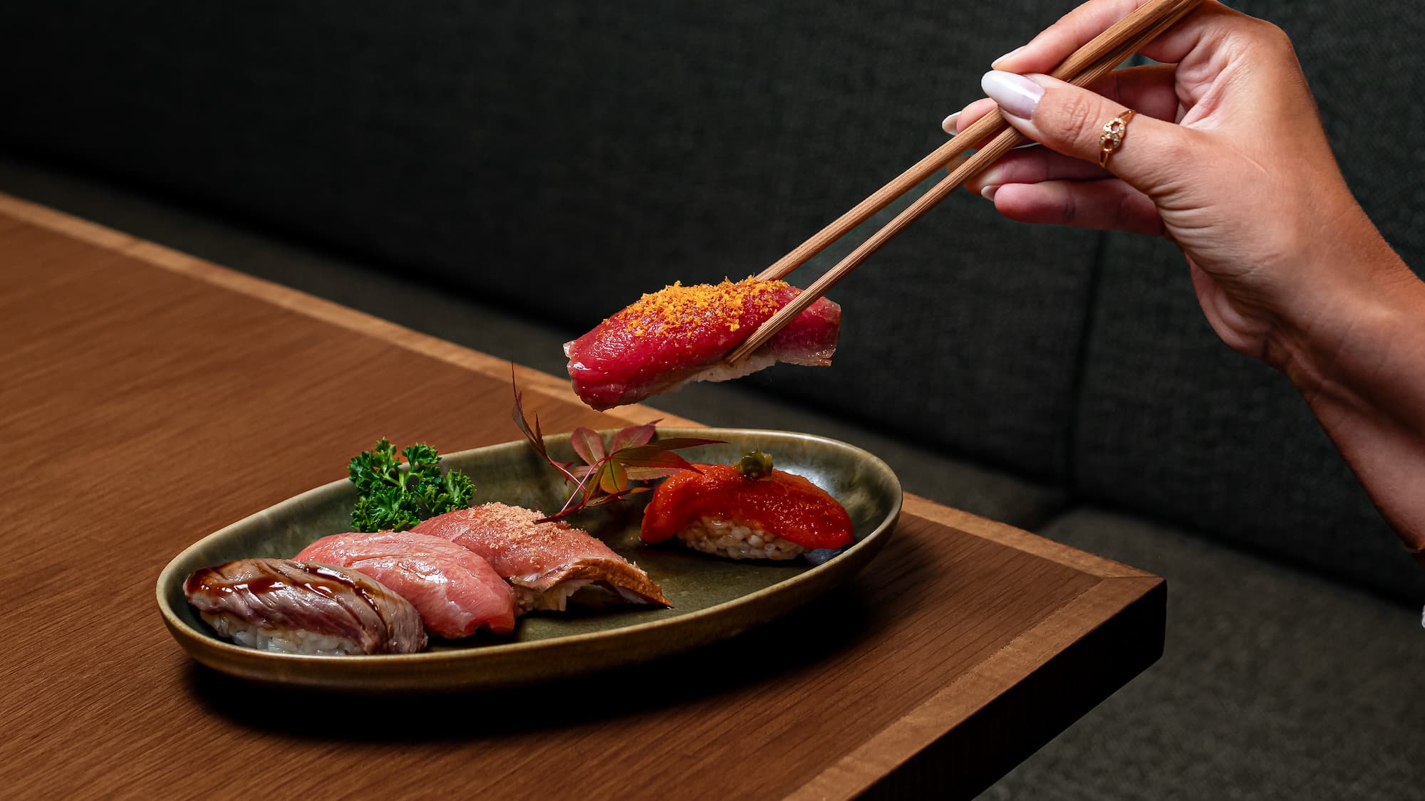 http://Sushi%20Cosmopolitano%20com%20diferentes%20tipos%20de%20sashimi%20e%20ingredientes%20frescos,%20apresentação%20elegante,%20ideal%20para%20amantes%20de%20gastronomia%20japonesa,%20no%20restaurante%20EsteOeste.