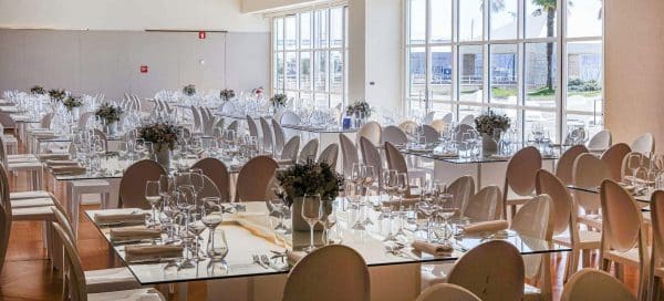 imagem da sala vitonio nemésio com várias mesas montadas, prontas a receber o público para comer. Esta sala têm o privilégio de ter vista para o rio tejo.-destaque